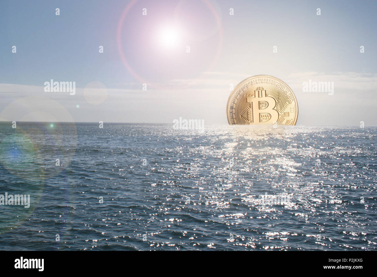 Bitcoin Währung Steigen/Sinken Konzept in Ozean und golden bitcoin wie die Sonne Stockfoto