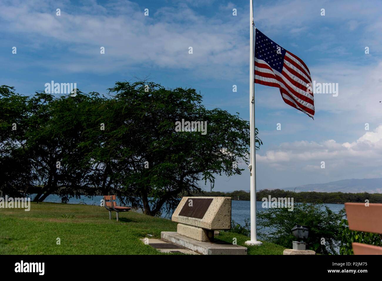 171002-N-QE 566-003 Joint-Base Pearl Harbor, Hawaii (Okt. 2,2017) USS Nevada Memorial bleibt auf Halbmast auf Joint Base Pearl Harbor-Hickam Okt. 2. Joint Base flog seine Installation Fähnriche auf Halbmast zu Ehren der jüngsten Las Vegas der Opfer. (U.S. Marine Foto von Mass Communication Specialist 1. Klasse Corwin M. Colbert) Stockfoto