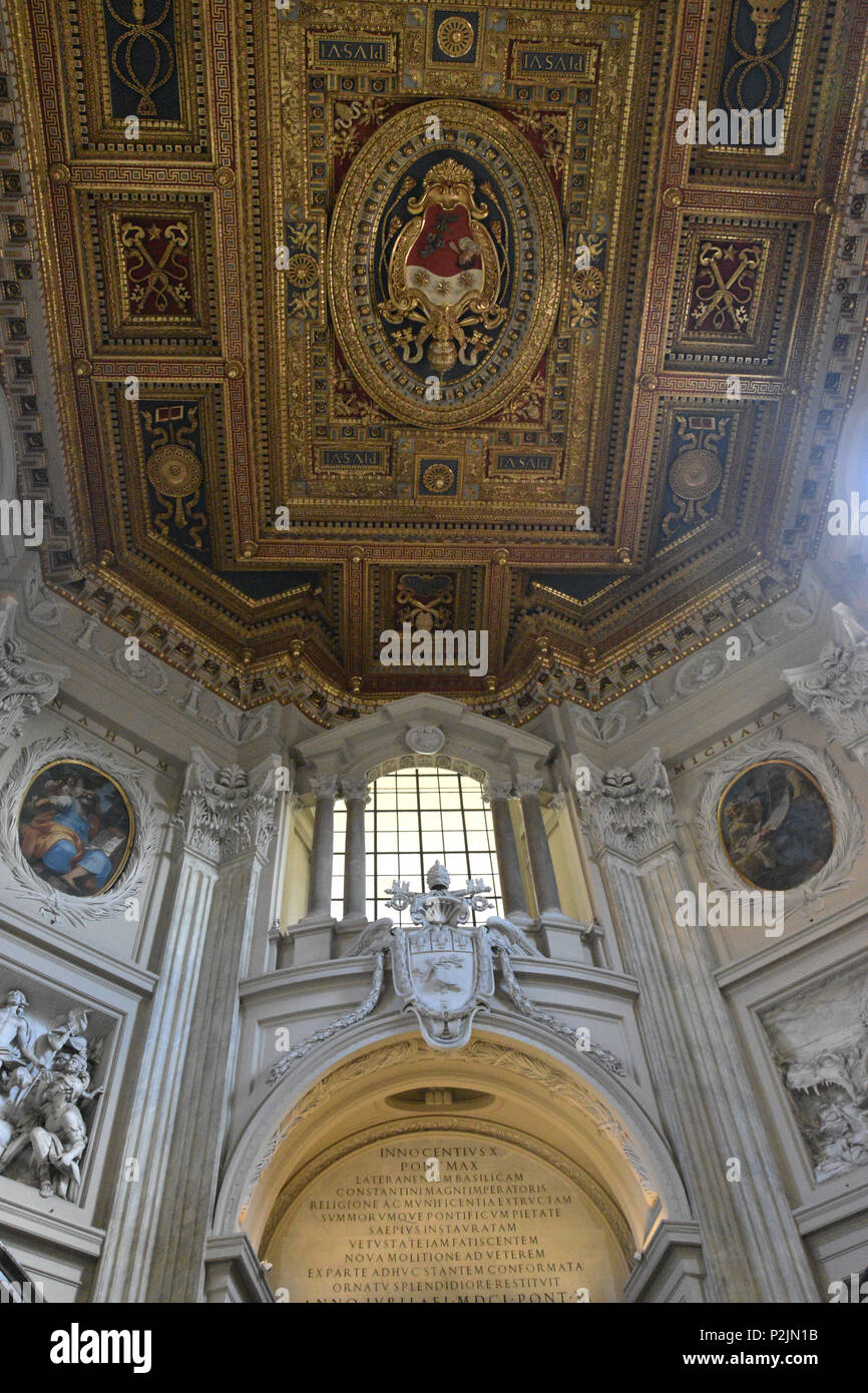 Reich verzierte Decke mit Wappen von Papst Pius VI. über die Heilige Pforte in der Archbasilica St. Johannes im Lateran, St. Johannes im Lateran oder der Lateran Basilika Stockfoto