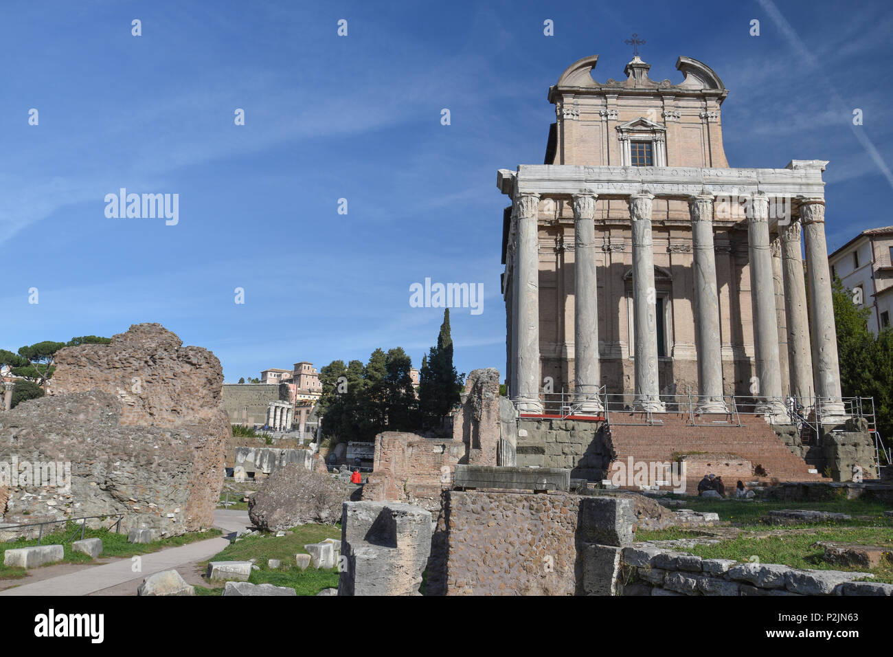 Tempel des Antoninus und der Faustina (141 AD), wurde später als Römisch-katholische Kirche nämlich, Chiesa di San Lorenzo in Miranda angepasst. Das Forum Romanum, Rom Stockfoto