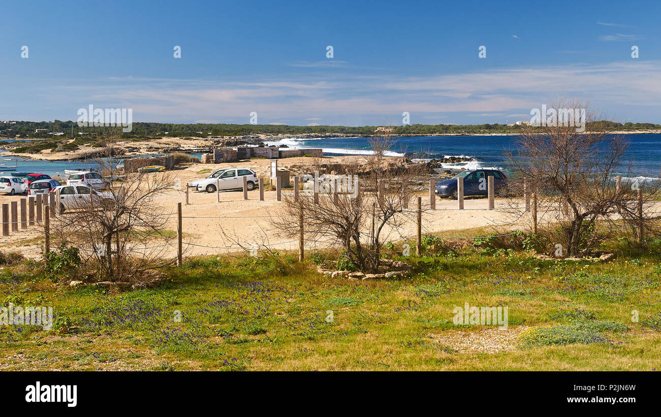 Parkplatz neben Sa Boca Strait, natürliche Eingang der Estany des Peix marine Lagune in Ses Salines Naturpark (Formentera, Balearen, Spanien) Stockfoto