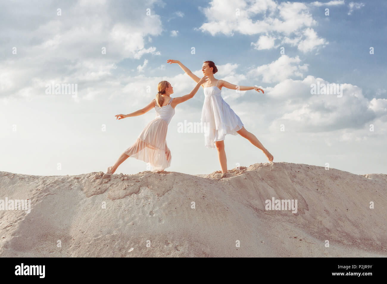 Zwei schöne Tänzer Tanz Schritte auf dem Sand in der Wüste. Stockfoto