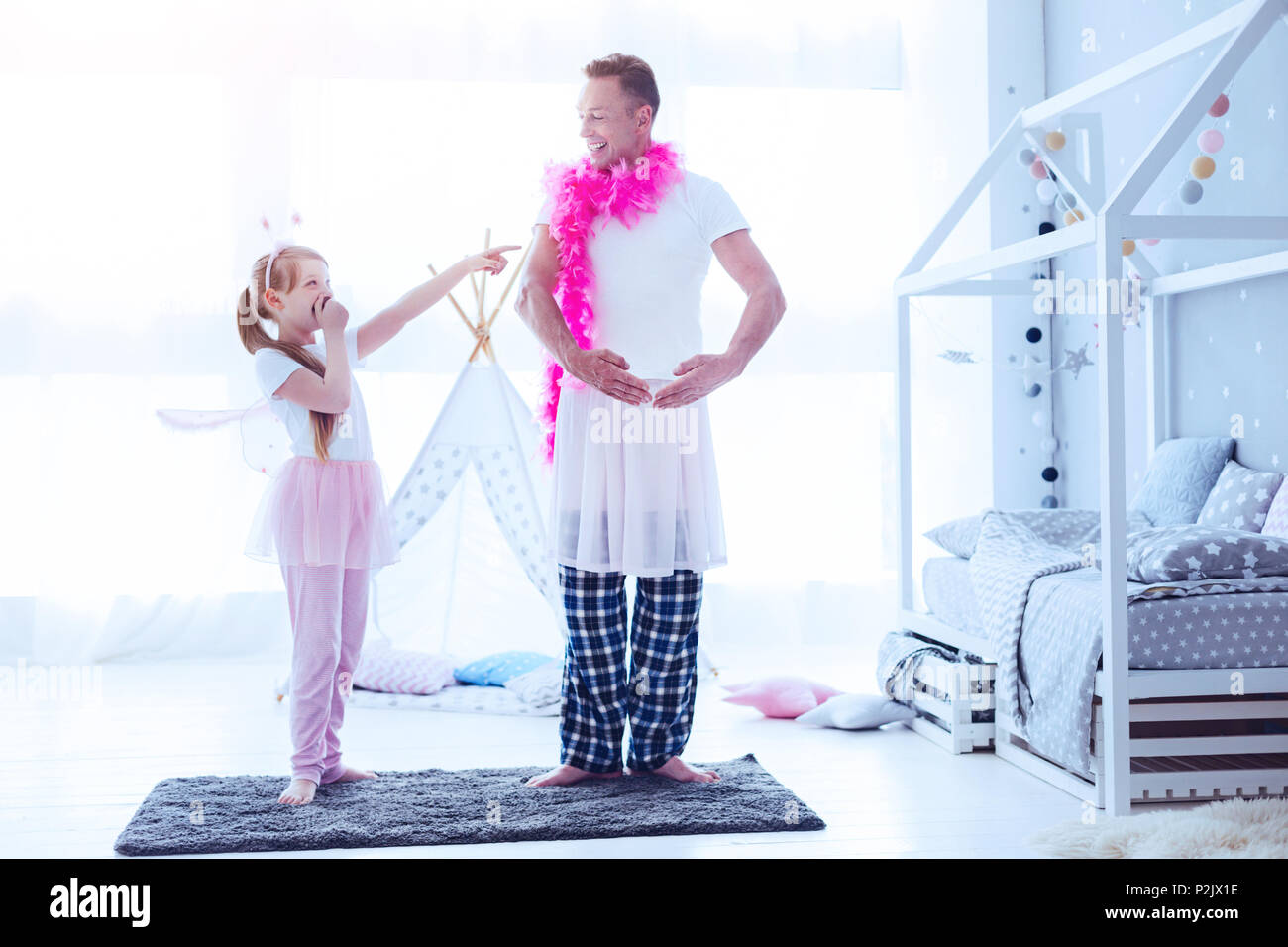 Tochter lachend bei Dad vorgibt, Ballerina werden. Stockfoto