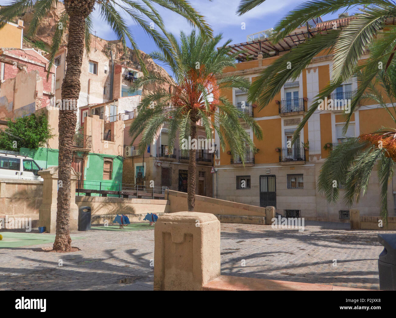 Platz mit Palmen und Schaukelpferde in der Altstadt. Stockfoto