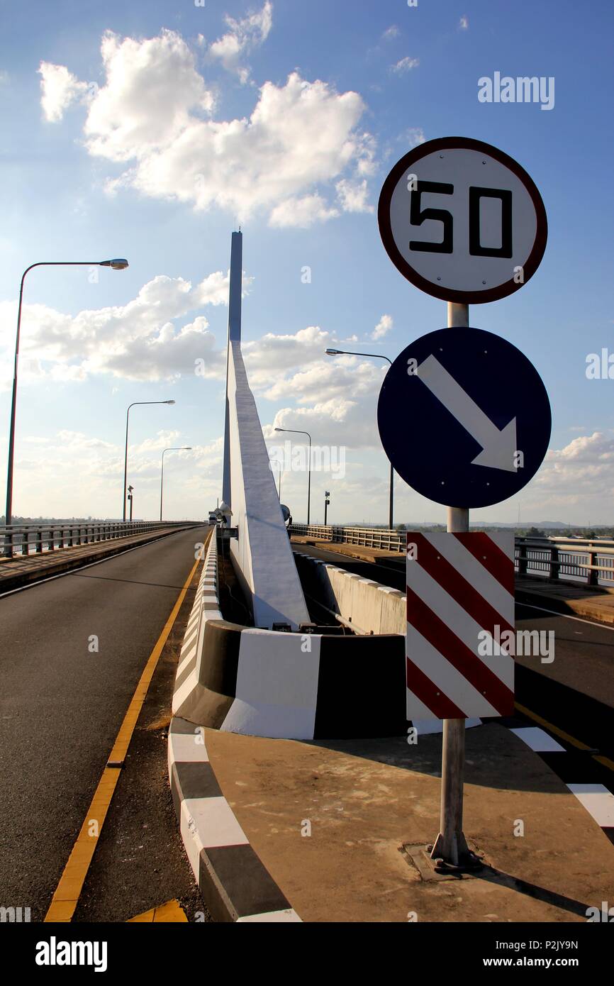 Verkehrszeichen auf der zweiten Thai-laotischen Freundschaft Brücke über den Mekong Fluss verbindet Mukdahan Provinz in Thailand mit Savannakhet in Laos. Stockfoto
