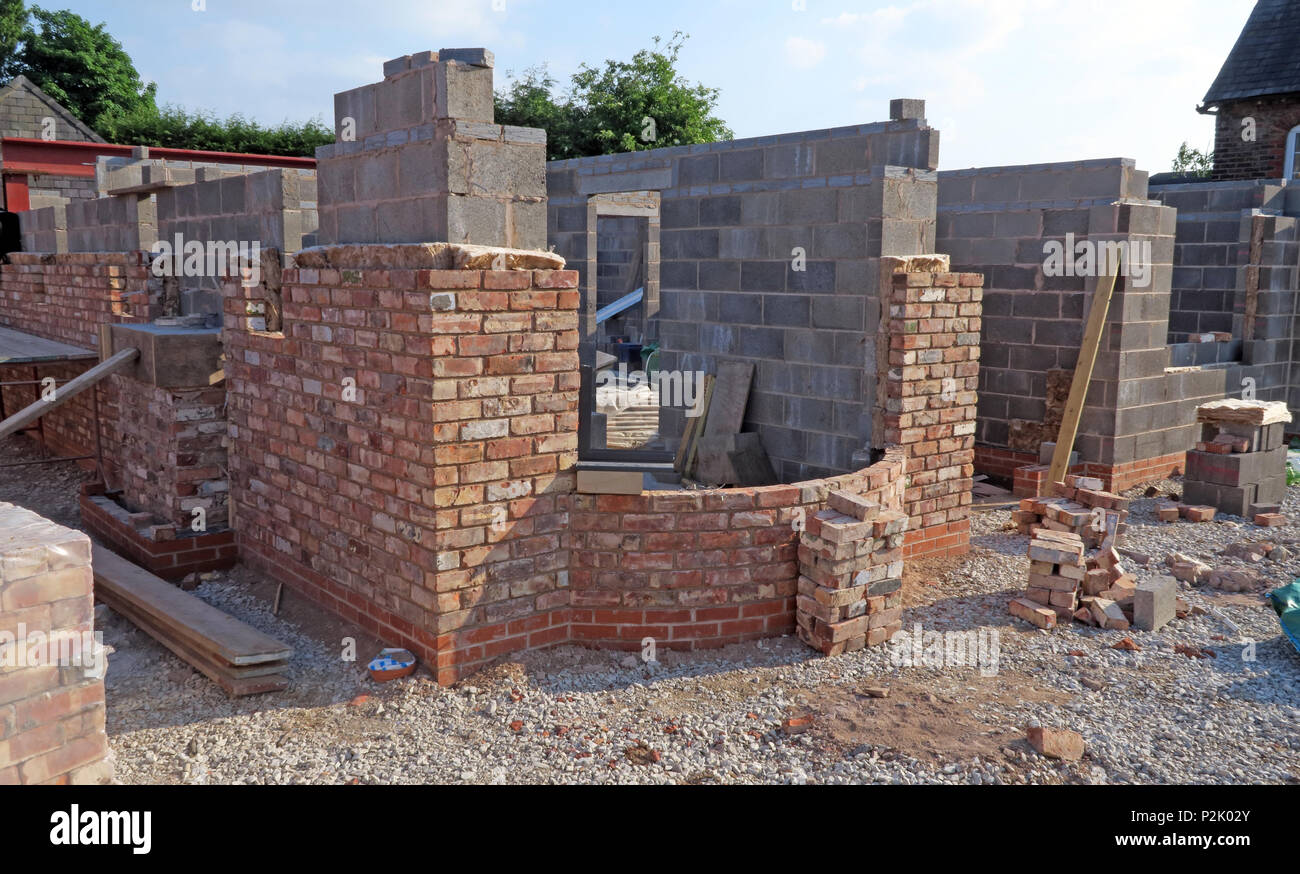 Neue Häuser werden gebaut, UKhousing, auf einer Baustelle, Warrington, Cheshire, North West England, Großbritannien Stockfoto