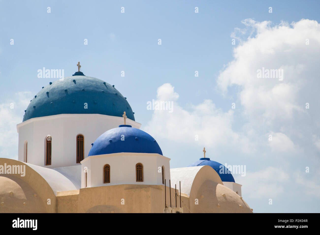 Hell Azurblau gefärbten Griechischen Kapelle Dächer auf Äolische Insel Santorin mit Sommer sky Stockfoto