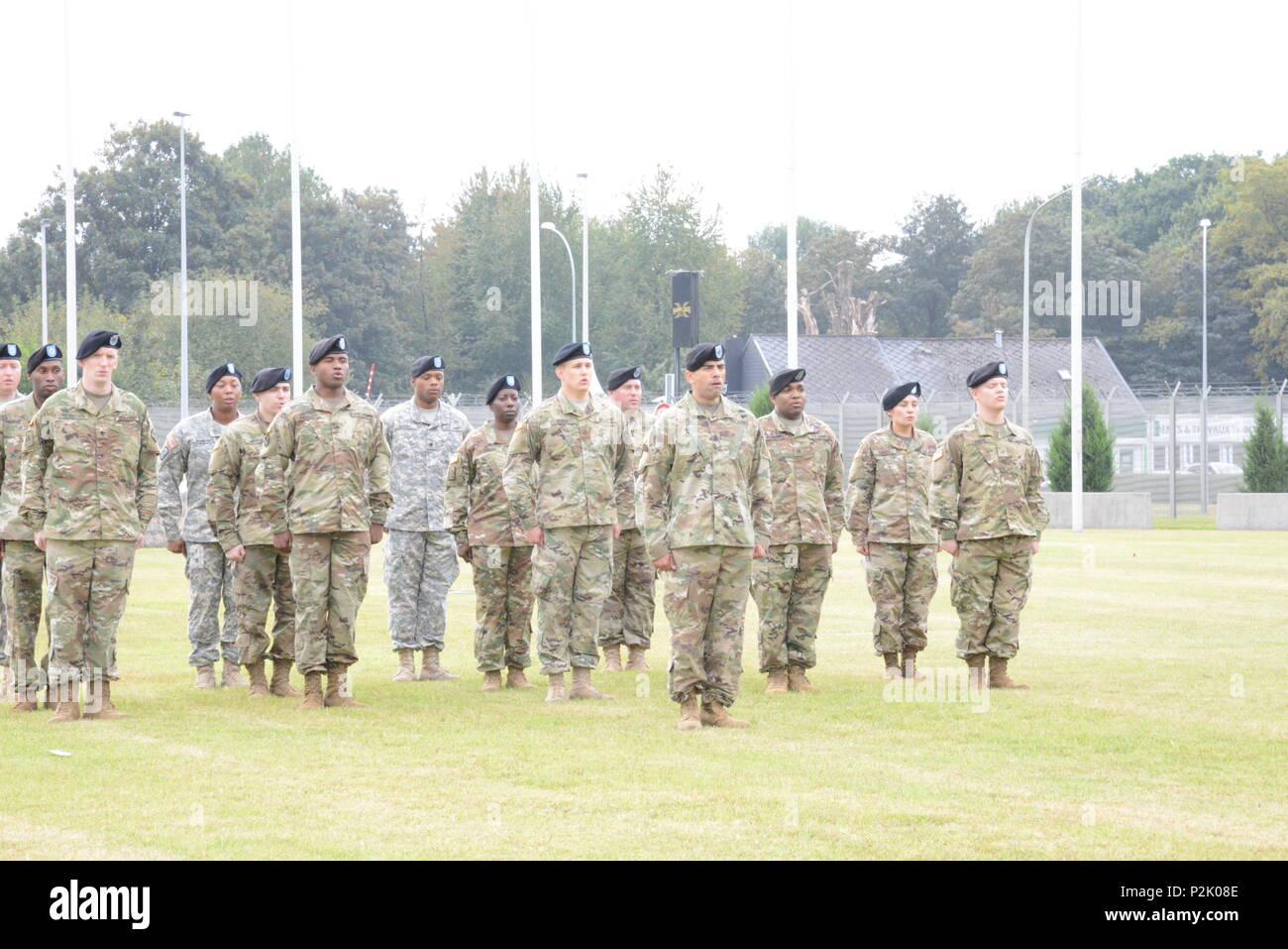 Us-Soldaten, 39th Signal Battalion, Chièvres Belgien, singen die Songs während der umflaggung Zeremonie, 128 Signal Firma Inaktivierung, United States Army Netzwerk Enterprise Center Belgien (NEC-werden) Aktivierung. Zentrale Gebäude, dem Obersten Hauptquartier der Alliierten Mächte in Europa (SHAPE), Mons, Belgien. September 28, 2016. (U.S. Armee Foto von visuellen Informationen Spezialist Henri Cambier) der US-Armee Netzwerk Enterprise Center-Belgium. Netzwerk Enterprise Center-Belgium übernimmt die Aufgabe der 128 Signal Unternehmen, das zu den Benelux- Gemeinschaft, die NATO und andere US-Armee Kommunikation unterstützen Stockfoto