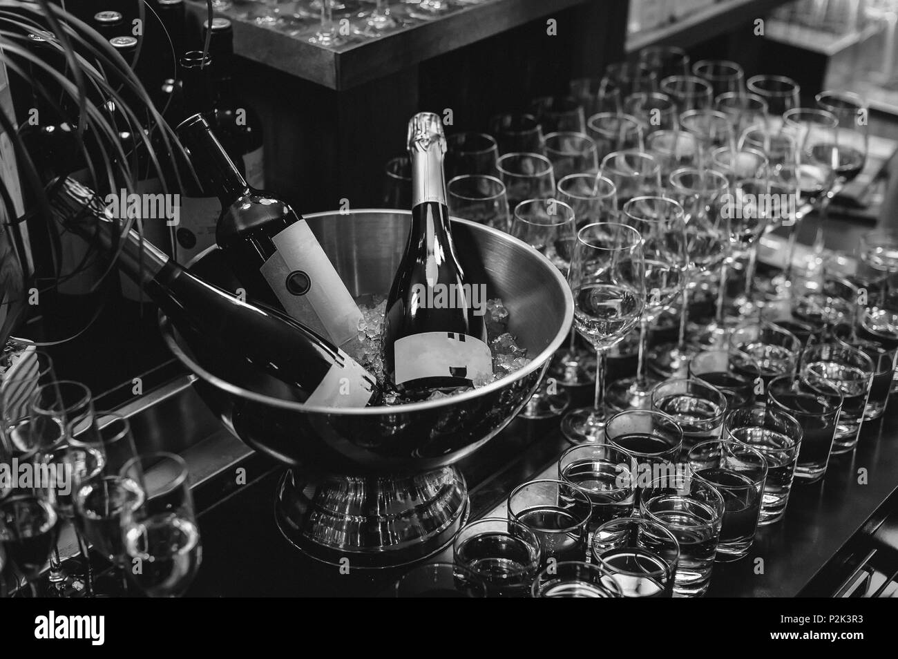 Bankett Rezeption schön serviert Tabelle mit einer Auswahl an Snacks und Getränken. Gläser Champagner mit Blasen, Flasche alkoholische Getränk in Eis Stockfoto