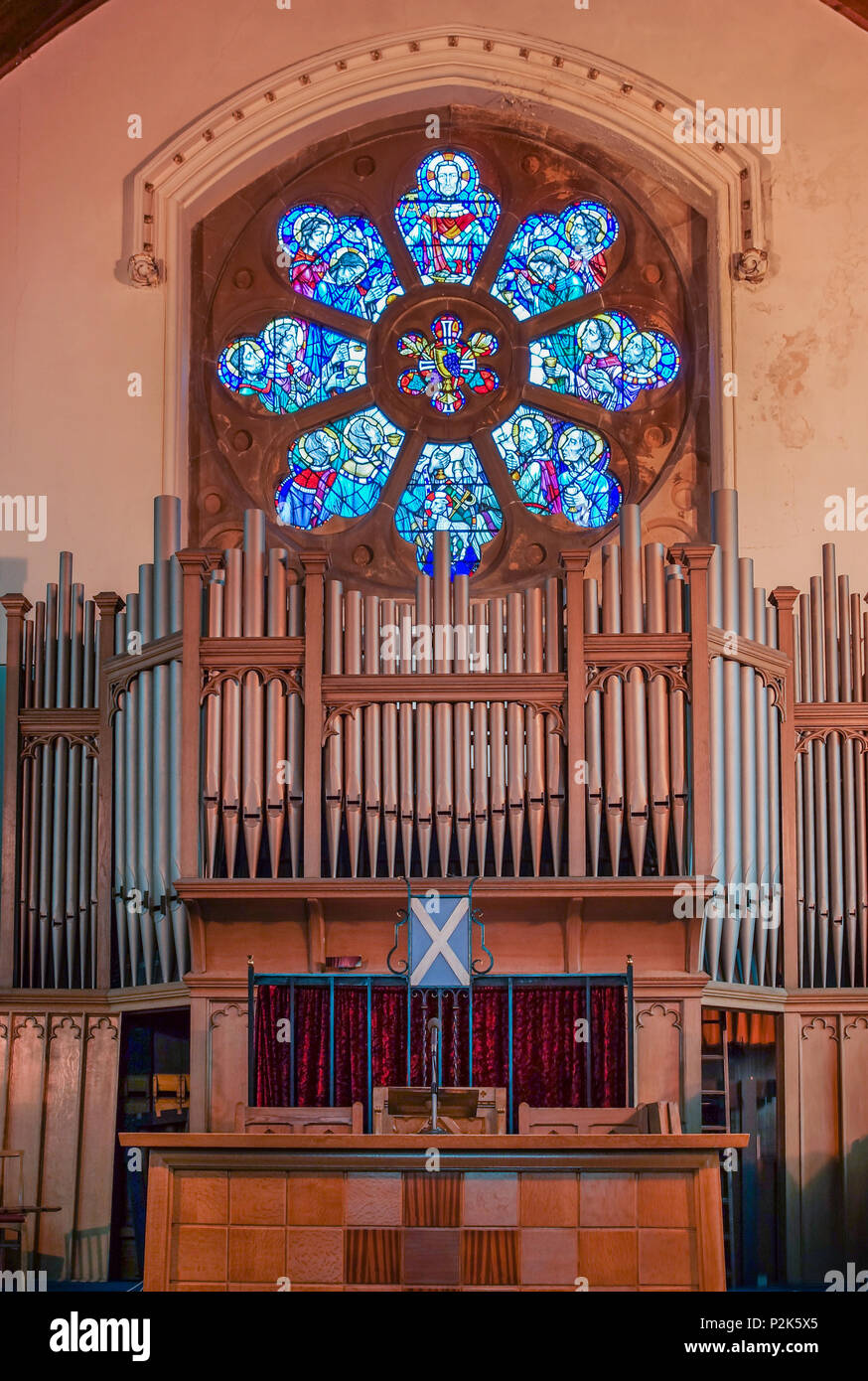 Fort William, Schottland - Juni 11, 2012: die Orgel der Kirche von Schottland Duncansburgh vor Glasmalerei Rosette. Schottische Flagge Symbol. Maroon - b Stockfoto