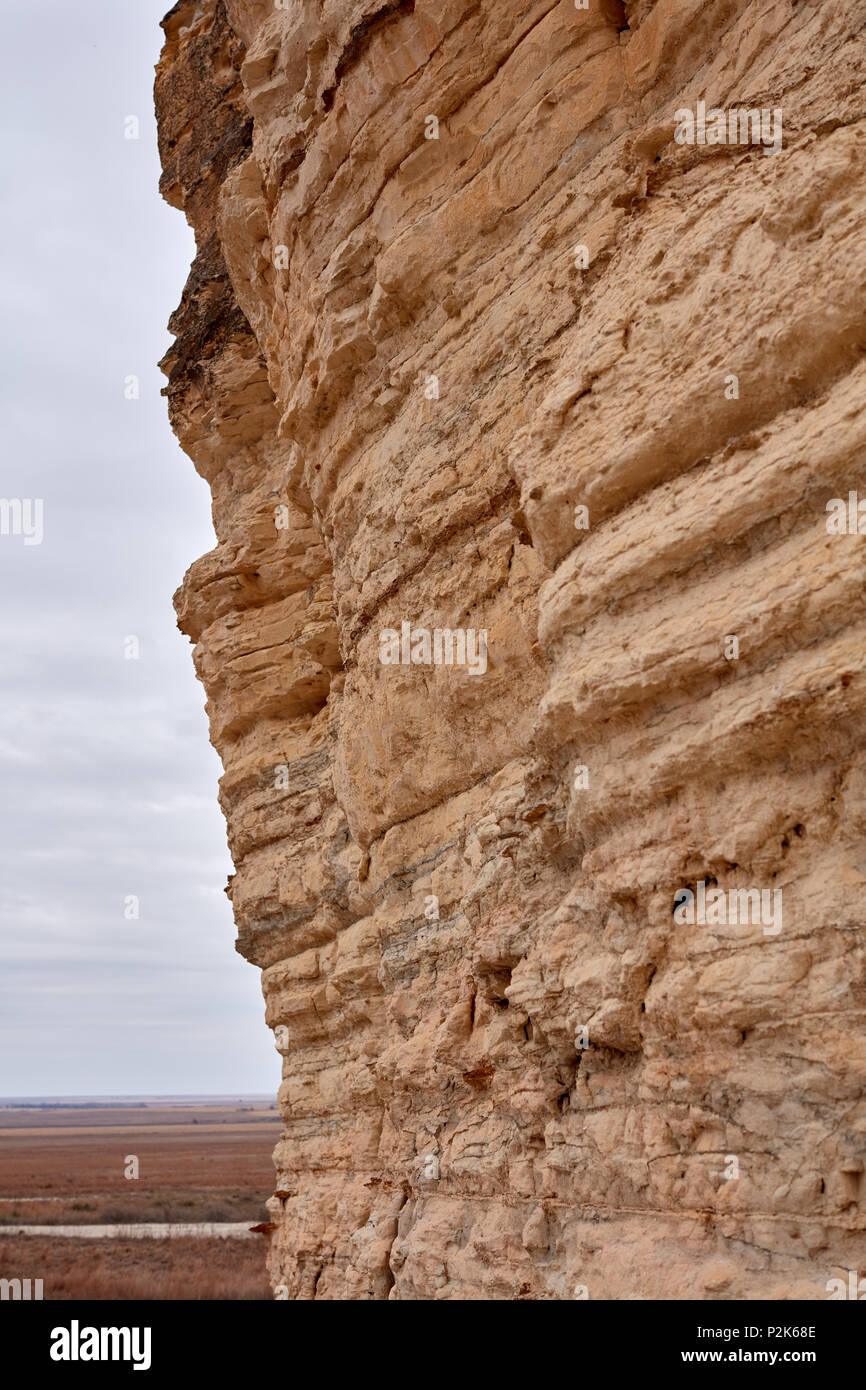 Verwitterte erodierten Felsen in Castle Rock Badlands, Kansas, freiliegenden Schichten von Sedimentgestein in der Nähe zu sehen. Stockfoto