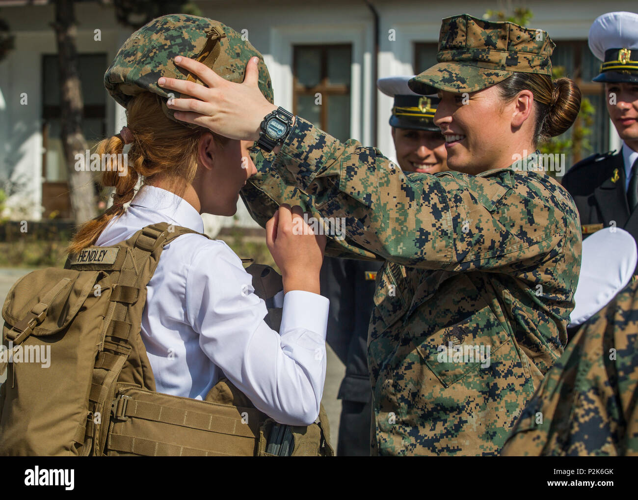 Frauen, die mit einem US-Marine weibliche Engagement Team in Europa, ihre Fähigkeiten in der Marine Corps martial arts gezeigt, nicht-tödliche Waffen, ausländischen Waffen Handling und zur Bekämpfung der lifesaving zu Mircea cel Bătrân Naval Academy Studenten in Constanta, Rumänien, 1. Okt. 2016. Die Marines verbrachten zwei Wochen tun, militärische und militärisch-zivilen Engagements der regionalen Sicherheit und Stabilität zu verbessern. (U.S. Marine Corps Foto von Sgt. Michelle Reif) Stockfoto