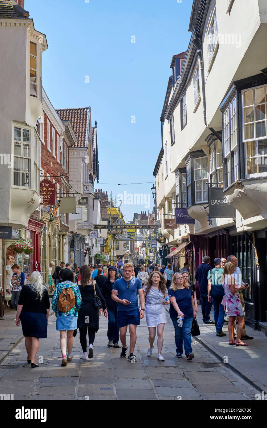 Stonegate, York City Centre, das auf einem langen sonnigen Sommer Samstag, North Yorkshire, Nordengland, Großbritannien Stockfoto