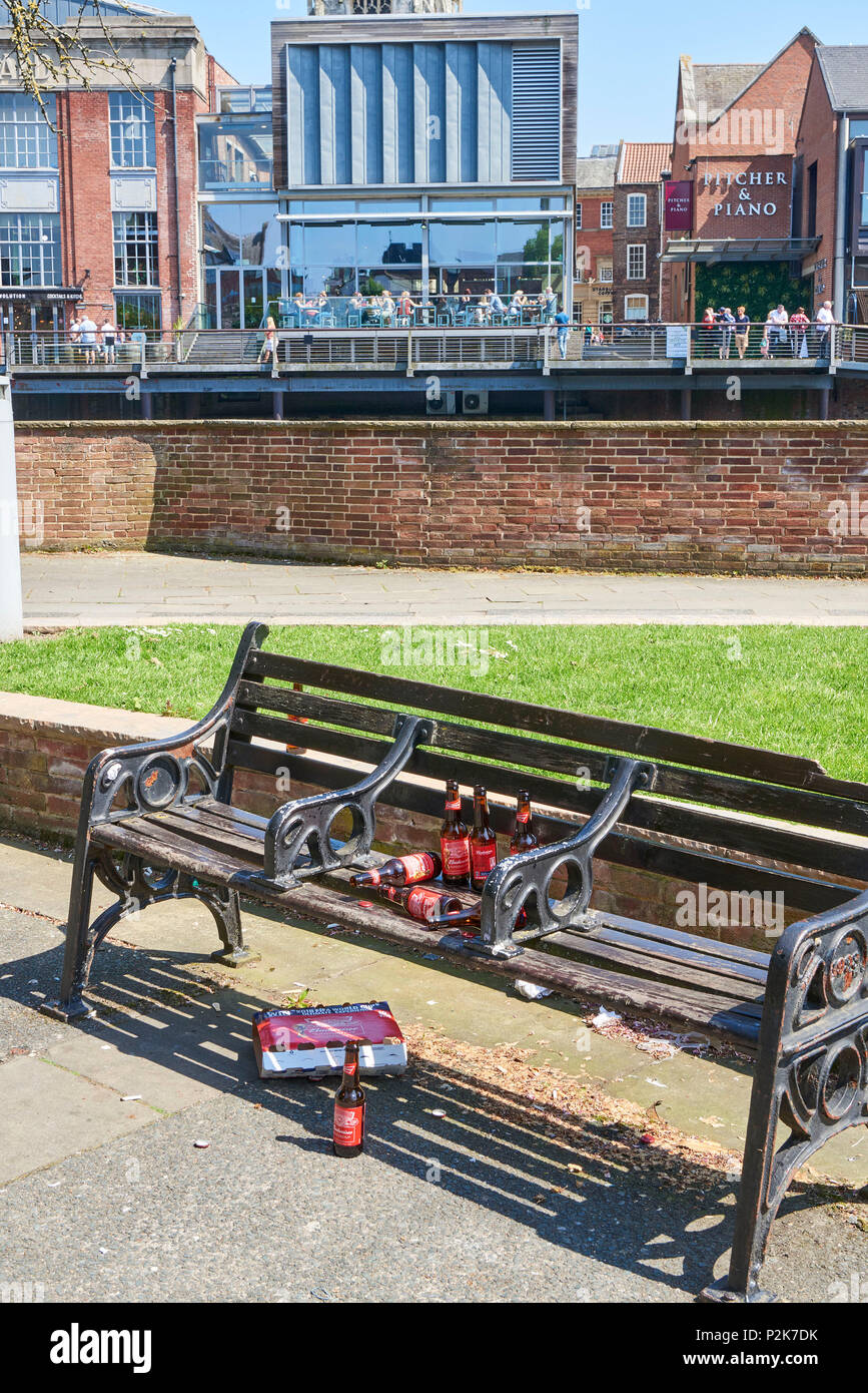 Leere Bierflaschen, Stadtzentrum von York, North Yorkshire, Nordengland, UK, Menschen im Hintergrund Stockfoto