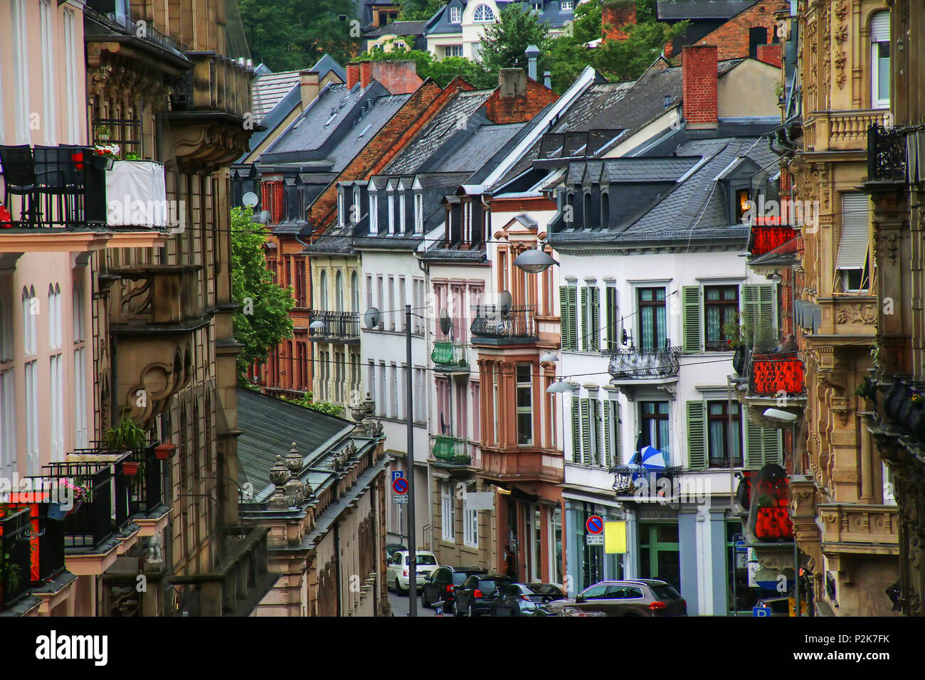 Wohngebäude entlang der Straße im Stadtzentrum von Wiesbaden, Hessen, Deutschland. Wiesbaden ist einer der ältesten Kurorte in Europa Stockfoto