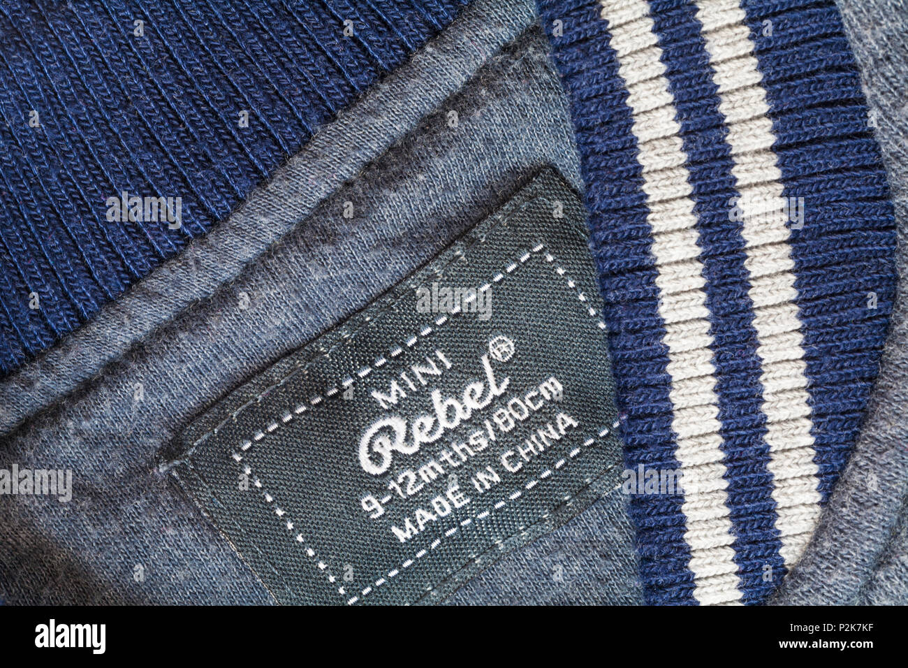 Label in mini Rebel Baby Jungen jacke Kleidung Made in China - im UK Vereinigtes Königreich, Großbritannien verkauft. Stockfoto