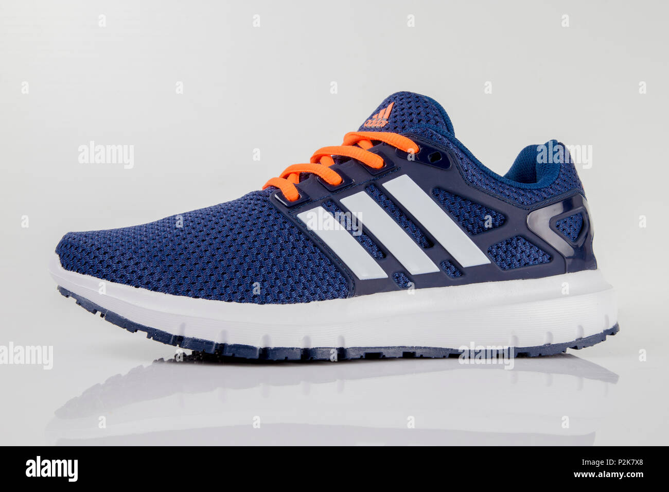 Adidas blue shoes Stockfotos und -bilder Kaufen - Alamy