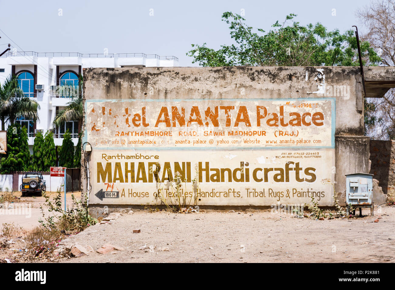 Am Straßenrand Werbung sign Maharani Kunsthandwerk für Textilien, Teppichen und Gemälden, Sawai Madhopur Stadt in der Nähe von Ranthambore Nationalpark, Rajasthan Stockfoto