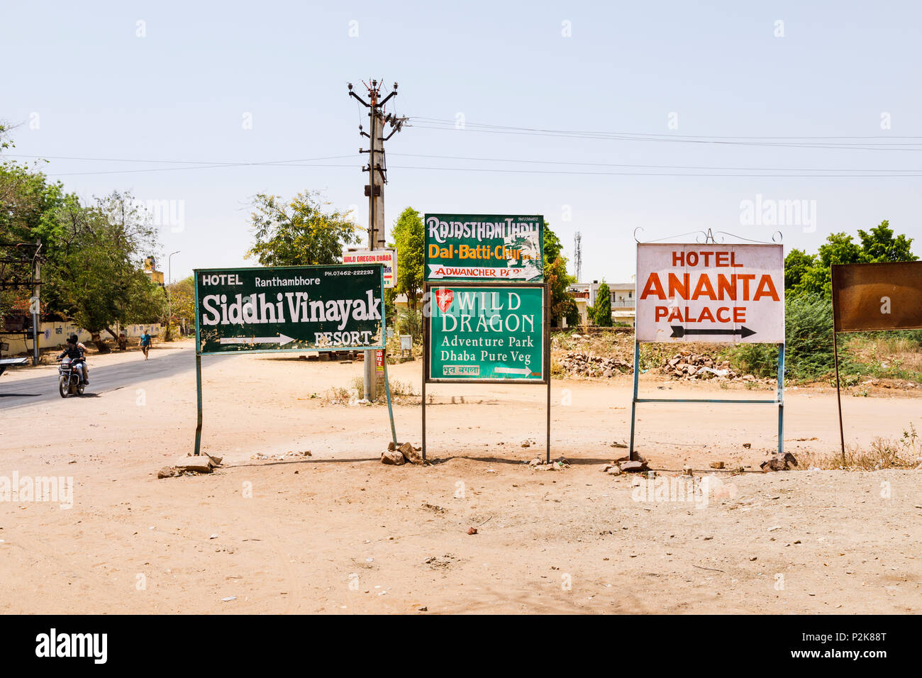 Urban am Straßenrand Schilder zu den lokalen Hotels und Attraktionen, Sawai Madhopur Stadt, in der Nähe vom Ranthambore Nationalpark, Rajasthan, Nordindien Stockfoto