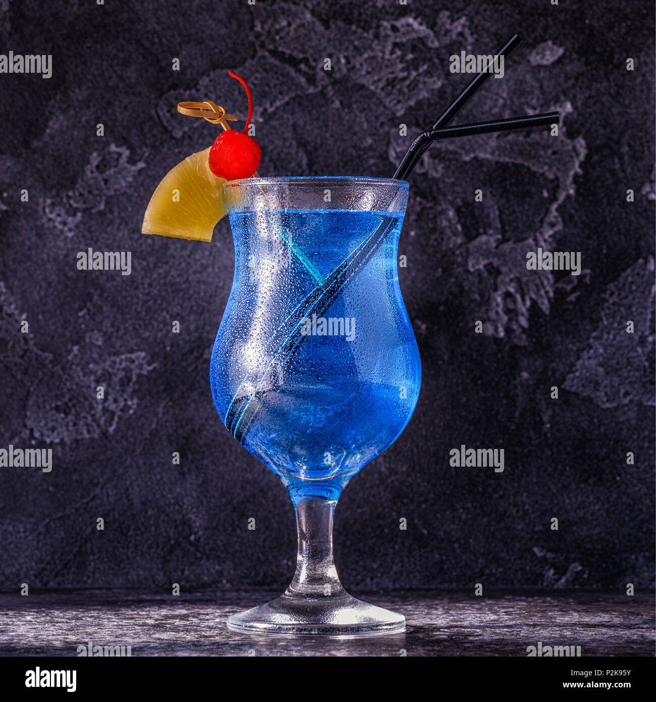 Blue Curacao Cocktails mit Früchten dekoriert, selektive konzentrieren. Stockfoto