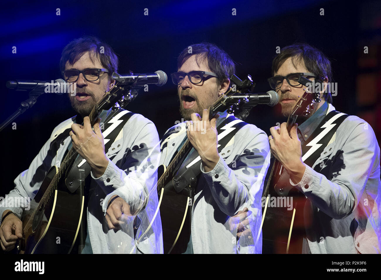 Recording Artist Rivers Cuomo, Sänger der Platin album verkaufen Band Weezer, führt Solo für Abschlussfeier der 2018 DoD Krieger Spiele in Colorado Springs, Colo. Juni 9, 2018. Das Bild wurde innerhalb einer Kamera als Mehrfachbelichtung erstellt. (DoD Foto von EJ Hersom) Stockfoto