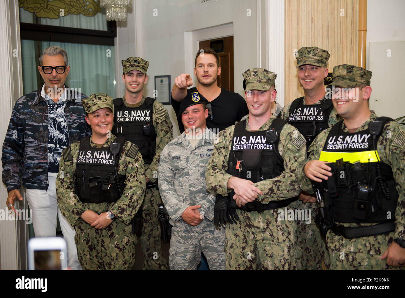 180610-N-NU 281-0100 Pearl Harbor (10. Juni 2018) Jurassic Welt gefallen Königreich Sterne Chris Pratt und Jeff Goldblum posieren für ein Foto mit Joint Base Pearl Harbor-Hickam Segler und Flieger. Die Stars des Films besuchte mit Matrosen, Flieger und ihre Familien vor einem Special Screening des Films. (U.S. Marine Foto von Mass Communications Specialist 2. Klasse Justin Pacheco) Stockfoto