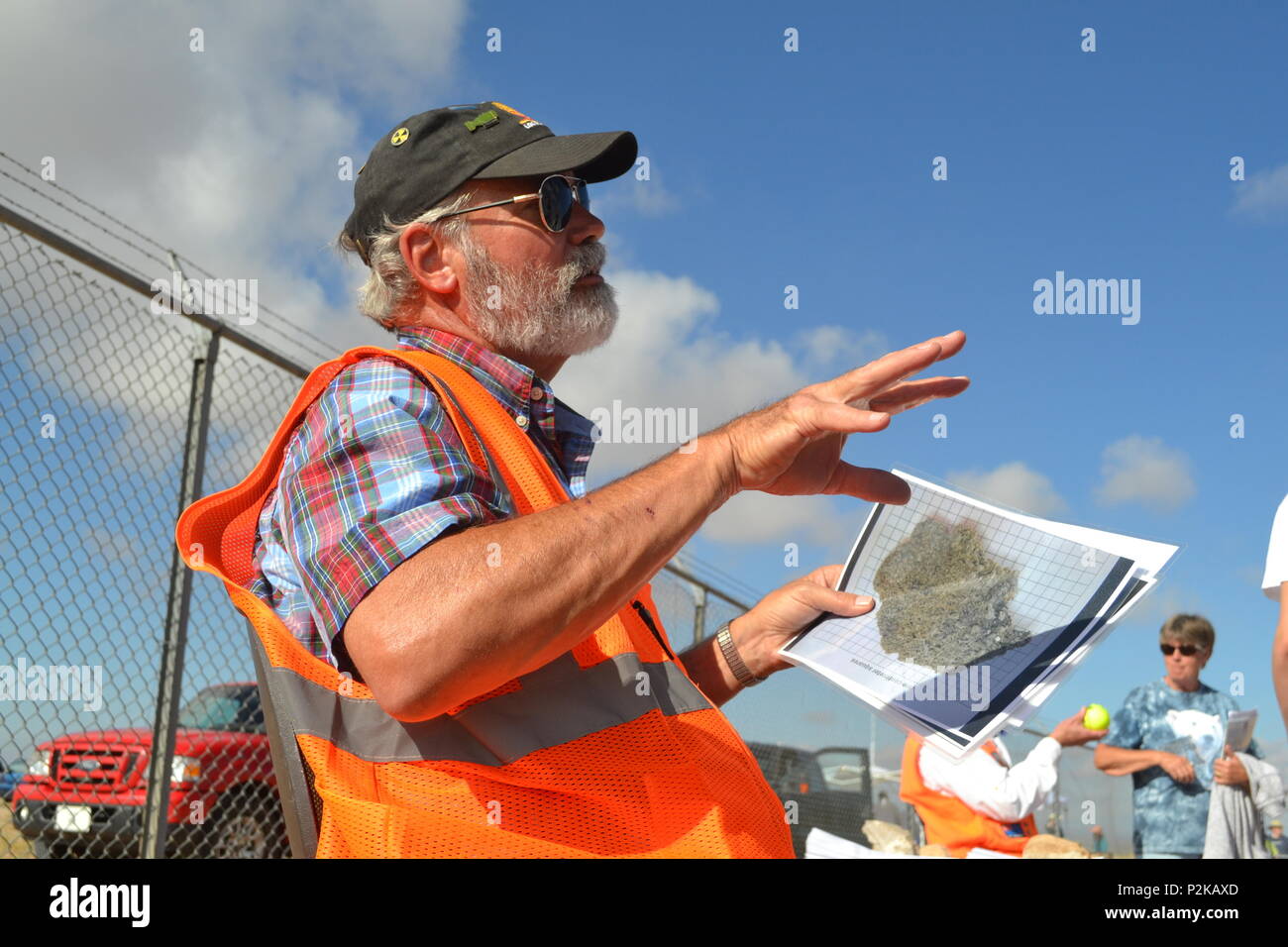 Robb Hermes, ein pensionierter Los Alamos National Laboratory Scientist, spricht die Besucher während einer Trinity Site Open House im White Sands Missile Range Okt. 1, 2016. Foto von Wendy Brown, Fort Bliss Bugle Stockfoto