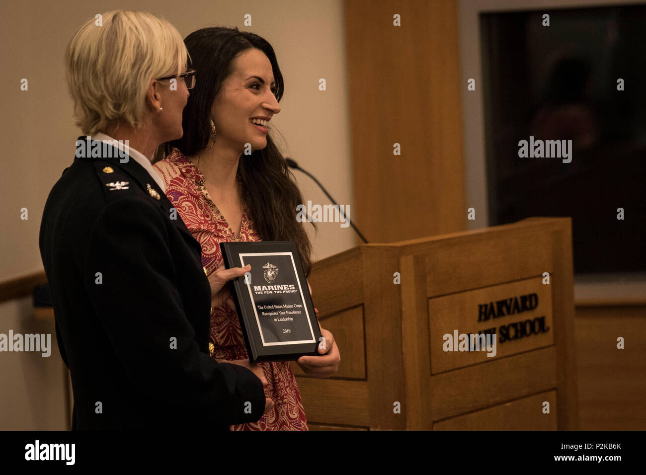 Pensionierte US Marine Corps Oberst Katherine Estes präsentiert Anavictoria Avila, eine dritte Studienjahr mit der Northeastern University, mit der Marine Corps Excellence in Leadership Award während der Nationalen Latina/o Gesetz studentische Vereinigung schliessen Abendessen an der Harvard Law School in Cambridge, Massachusetts, 1. Oktober 2016. Die NLLSA hält eine jährliche Konferenz, wo Studenten der Rechtswissenschaften von Latino Erbe Verhalten lernen und arbeiten Gruppen und Rücksprache mit einander und vertretene Unternehmen. Marine Corps personal Richter, Anwälte und andere Experten waren anwesend, um Wettbewerbe Richter und Pa nehmen Stockfoto