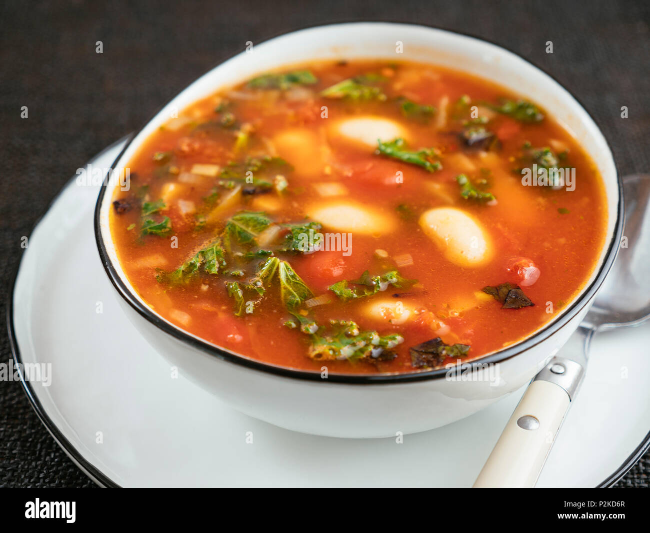 Schüssel mit großen nördlichen Bohnensuppe mit Kale Stockfoto
