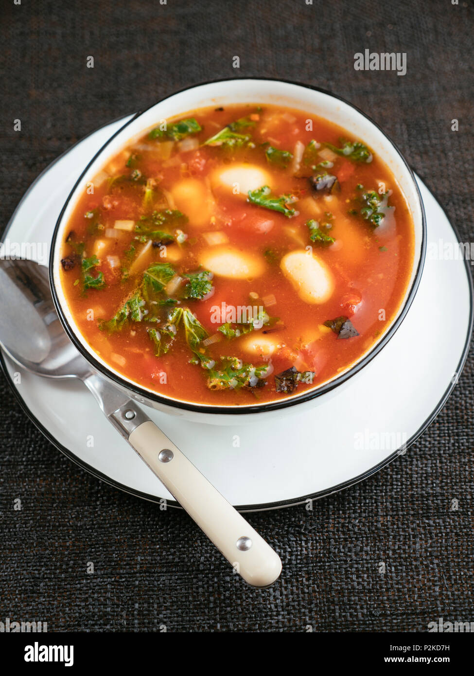 Schüssel mit großen nördlichen Bohnensuppe mit Kale Stockfoto