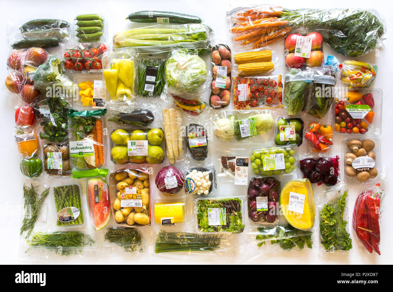 Frische Lebensmittel, Gemüse, Obst, einzeln in Folie verpackt, das Essen wird im gleichen Supermarkt zur Verfügung, auch ohne Kunststoff Verpa Stockfoto