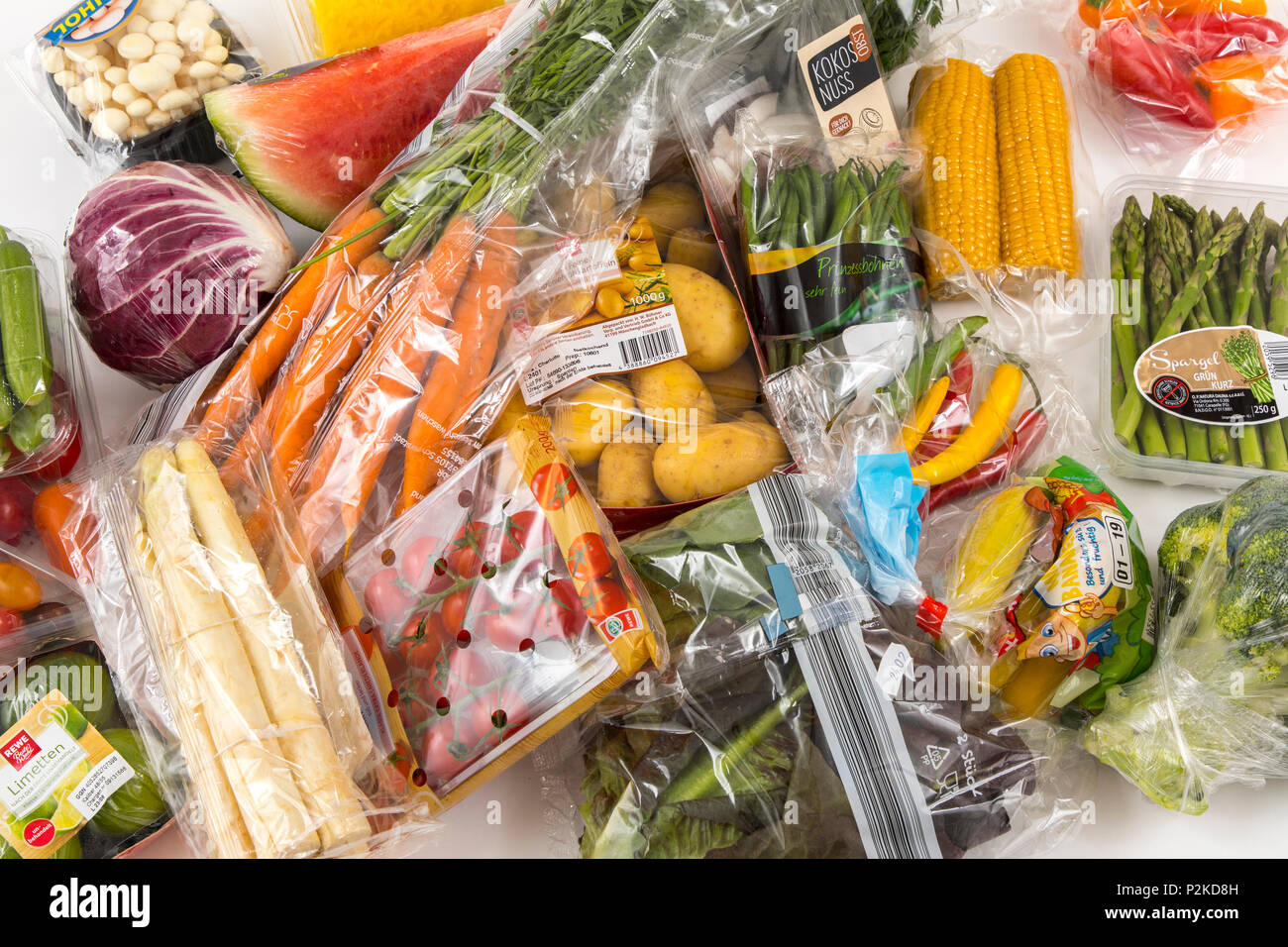 Frische Lebensmittel, Gemüse, Obst, einzeln in Folie verpackt, das Essen wird im gleichen Supermarkt zur Verfügung, auch ohne Kunststoff Verpa Stockfoto