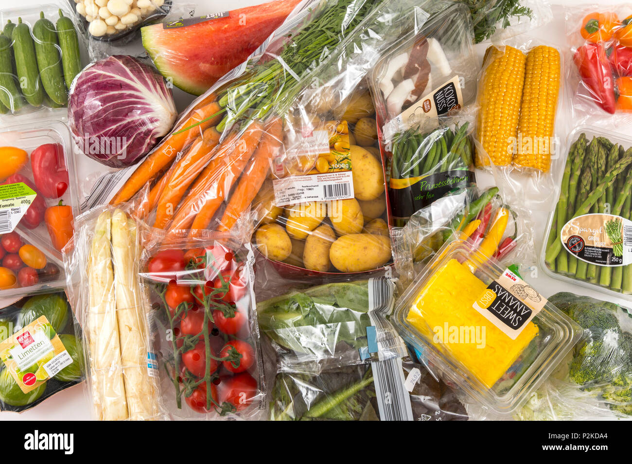 Frische Lebensmittel, Gemüse, Obst, einzeln in Folie verpackt, das Essen wird im gleichen Supermarkt zur Verfügung, auch ohne Kunststoff Verpa Stockfoto