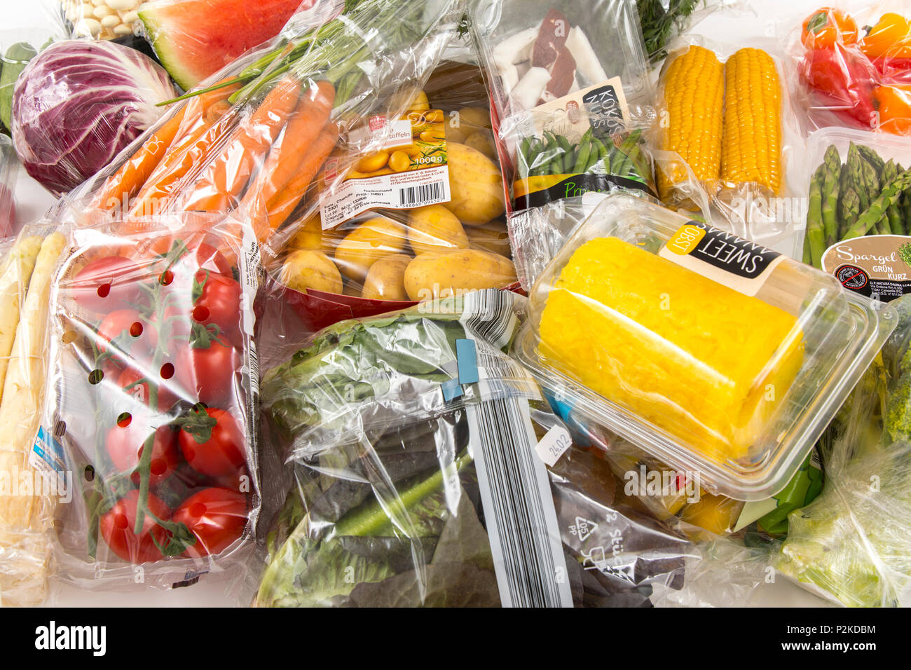 Frische Lebensmittel, Gemüse, Obst, einzeln in Folie verpackt, das Essen wird im gleichen Supermarkt zur Verfügung, auch ohne Kunststoff Verpa Stockfoto