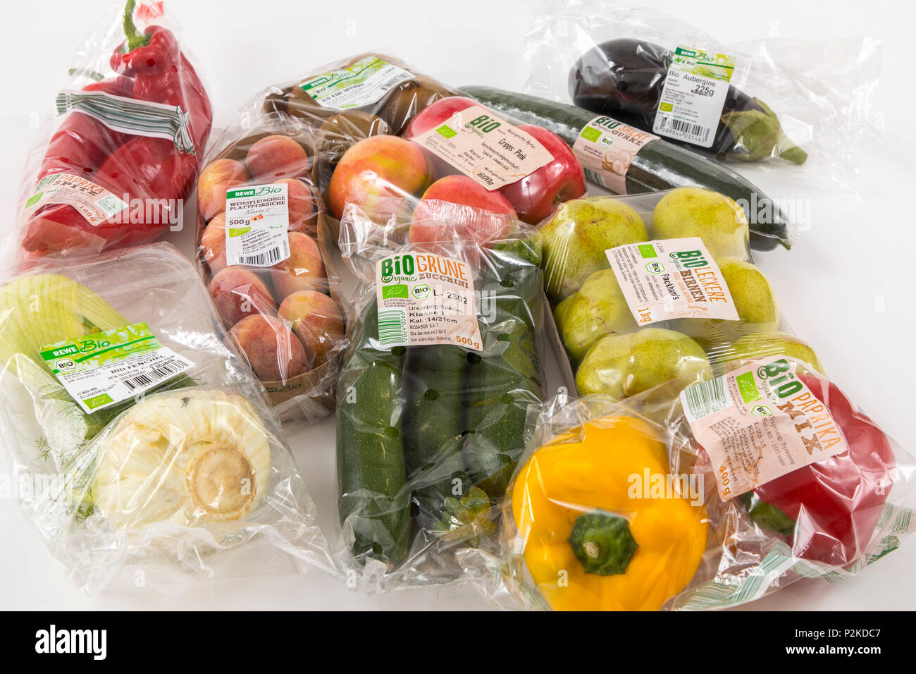 Frische Lebensmittel, Bio Lebensmittel, Bio Gemüse, Obst, jedes einzeln verpackt in der Plastikverpackung, alle Essen im gleichen Supermarkt ist auch Wi Stockfoto