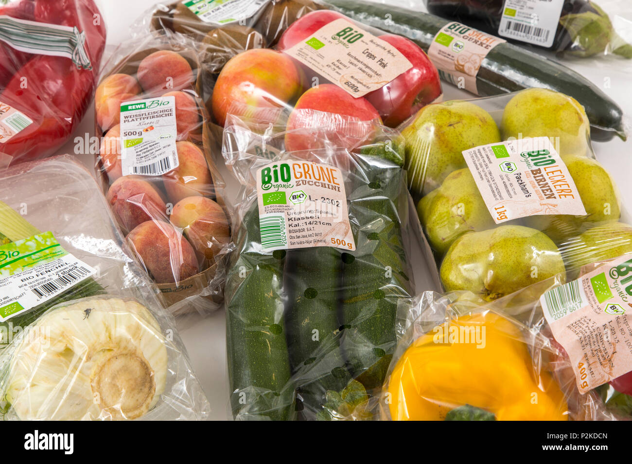 Frische Lebensmittel, Bio Lebensmittel, Bio Gemüse, Obst, jedes einzeln verpackt in der Plastikverpackung, alle Essen im gleichen Supermarkt ist auch Wi Stockfoto