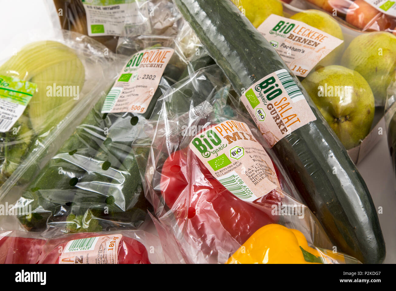 Frische Lebensmittel, Bio Lebensmittel, Bio Gemüse, Obst, jedes einzeln verpackt in der Plastikverpackung, alle Essen im gleichen Supermarkt ist auch Wi Stockfoto