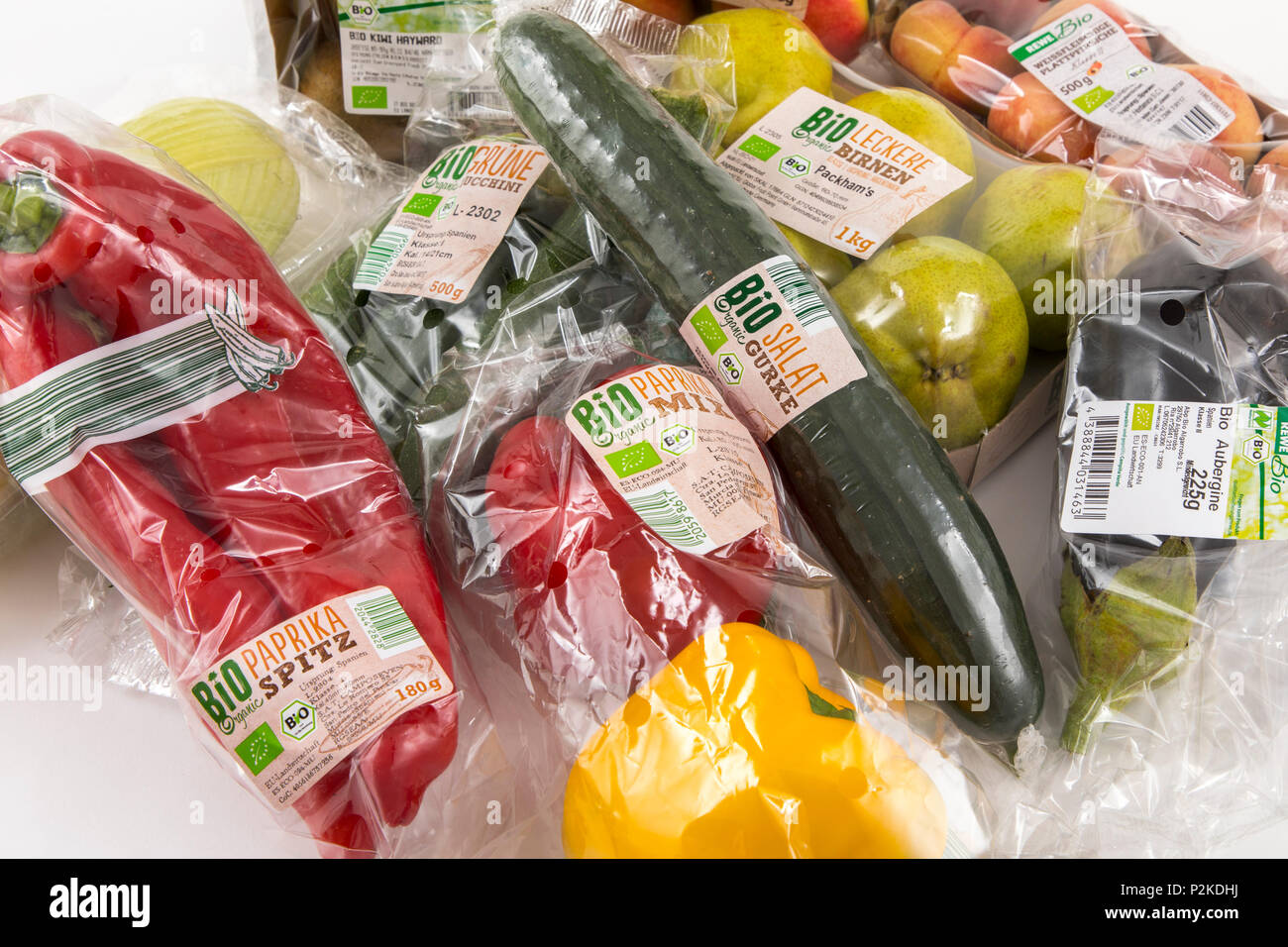 Frische Lebensmittel, Bio Lebensmittel, Bio Gemüse, Obst, jedes einzeln verpackt in der Plastikverpackung, alle Essen im gleichen Supermarkt ist auch Wi Stockfoto
