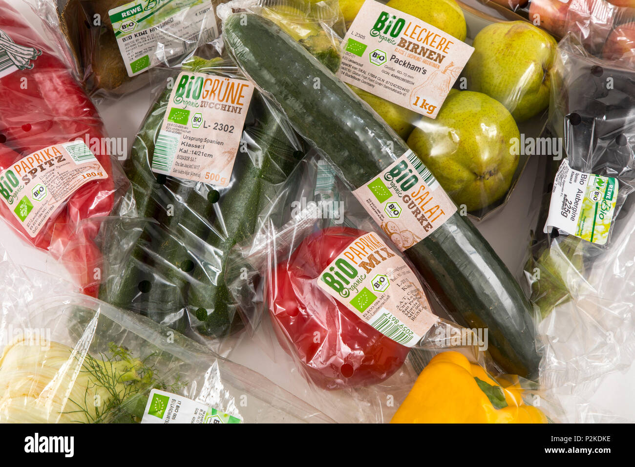 Frische Lebensmittel, Bio Lebensmittel, Bio Gemüse, Obst, jedes einzeln verpackt in der Plastikverpackung, alle Essen im gleichen Supermarkt ist auch Wi Stockfoto