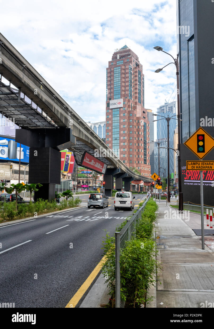 Eine Einschienenbahn verbindet den Anschluss über eine Hauptstraße in der Mitte von Kuala Lumpur, Malaysia Stockfoto