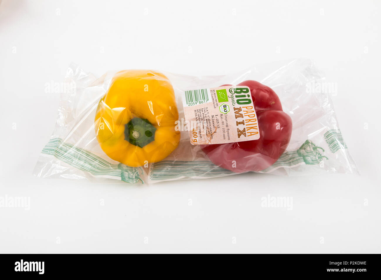 Frische Lebensmittel, Bio Lebensmittel, Bio Gemüse, jedes einzeln verpackt in der Plastikverpackung, alle Essen im gleichen Supermarkt auch ohne p verfügbar ist Stockfoto