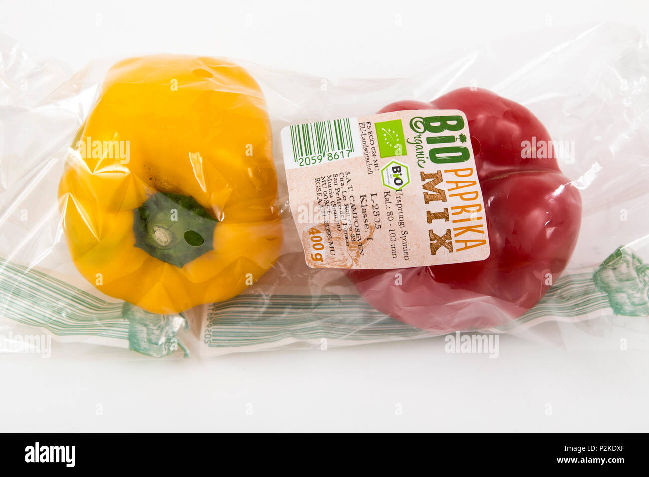 Frische Lebensmittel, Bio Lebensmittel, Bio Gemüse, jedes einzeln verpackt in der Plastikverpackung, alle Essen im gleichen Supermarkt auch ohne p verfügbar ist Stockfoto