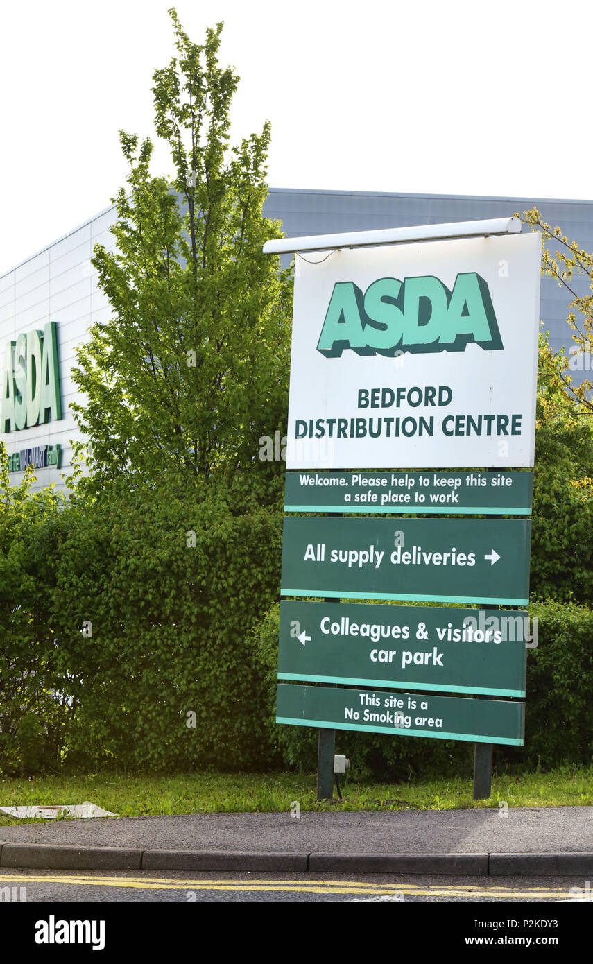 Die Industrial Business Park in Bedford, Asda, Sainsbury's Ihre logistischen Verteilung Lager haben. Sainsbury hat ein Angebot Asda zu kaufen Stockfoto
