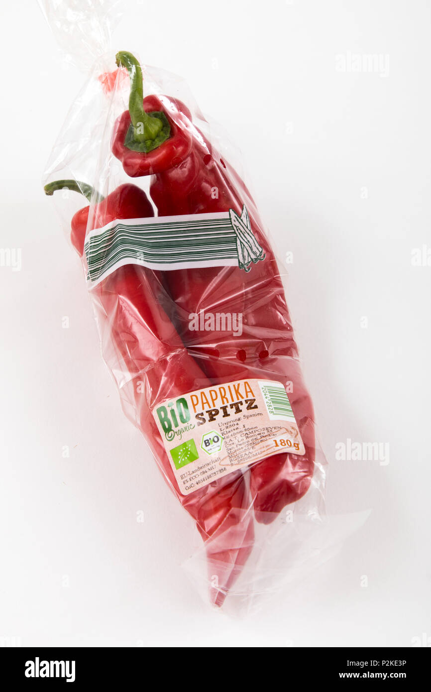Frische Lebensmittel, Gemüse, jedes einzeln verpackt in der Plastikverpackung, alle Essen im gleichen Supermarkt auch ohne Verpackungen aus Kunststoff, Pep verfügbar ist Stockfoto