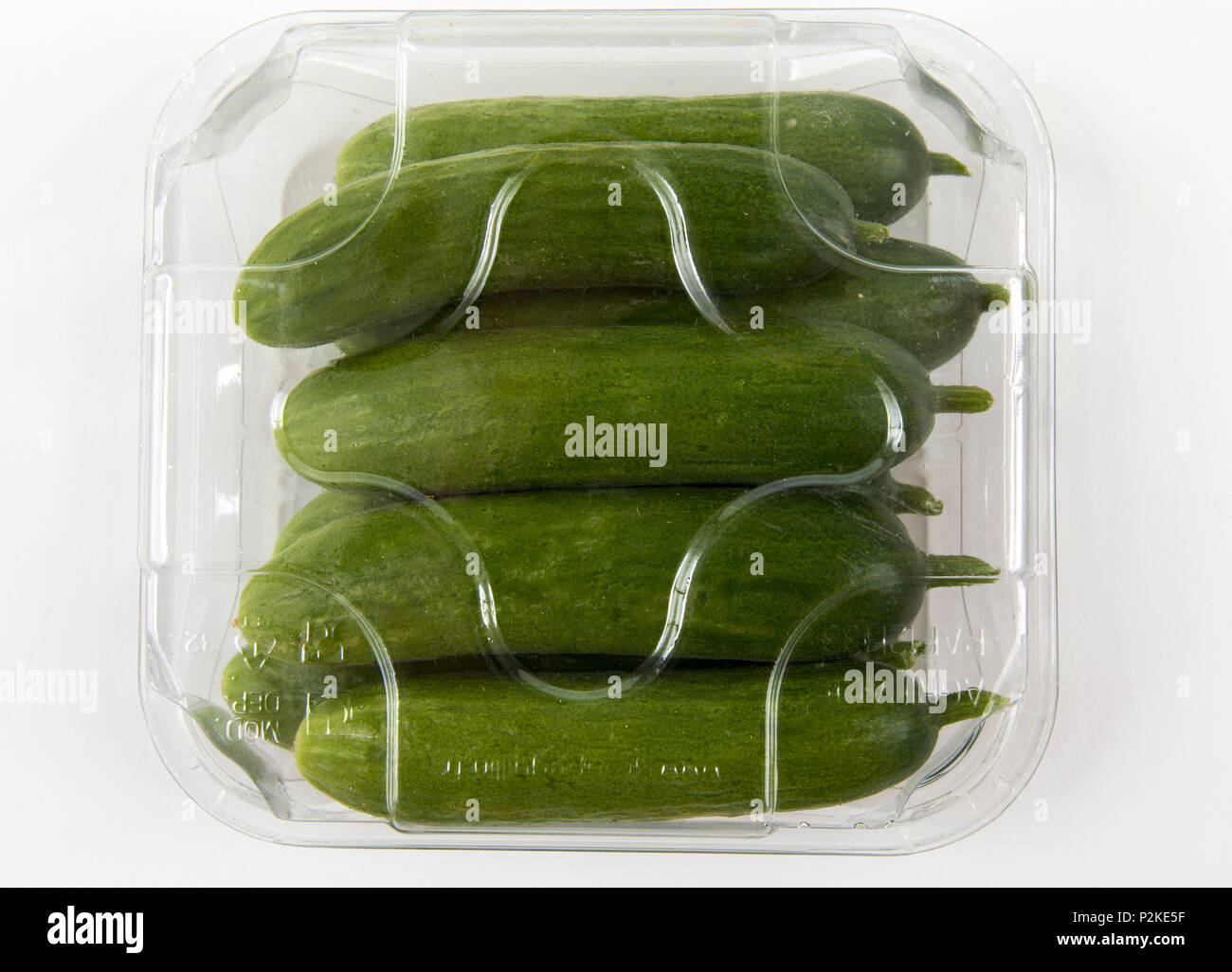Frische Lebensmittel, Gemüse, jedes einzeln verpackt in der Plastikverpackung, alle Essen im gleichen Supermarkt auch ohne Verpackungen aus Kunststoff, min verfügbar ist Stockfoto