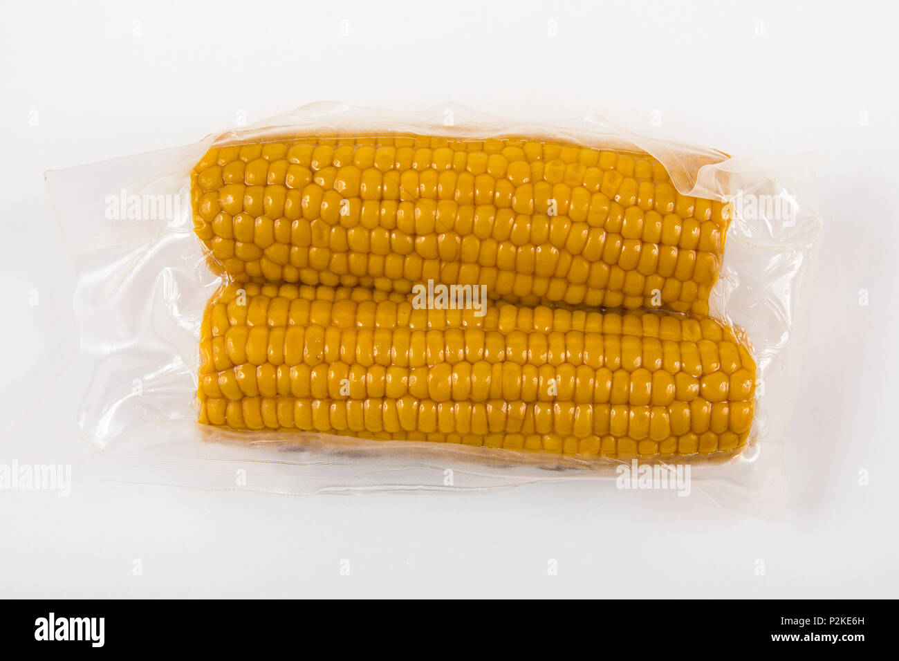 Frische Lebensmittel, Gemüse, jedes einzeln verpackt in der Plastikverpackung, alle Essen im gleichen Supermarkt auch ohne Verpackungen aus Kunststoff, Swe verfügbar ist Stockfoto