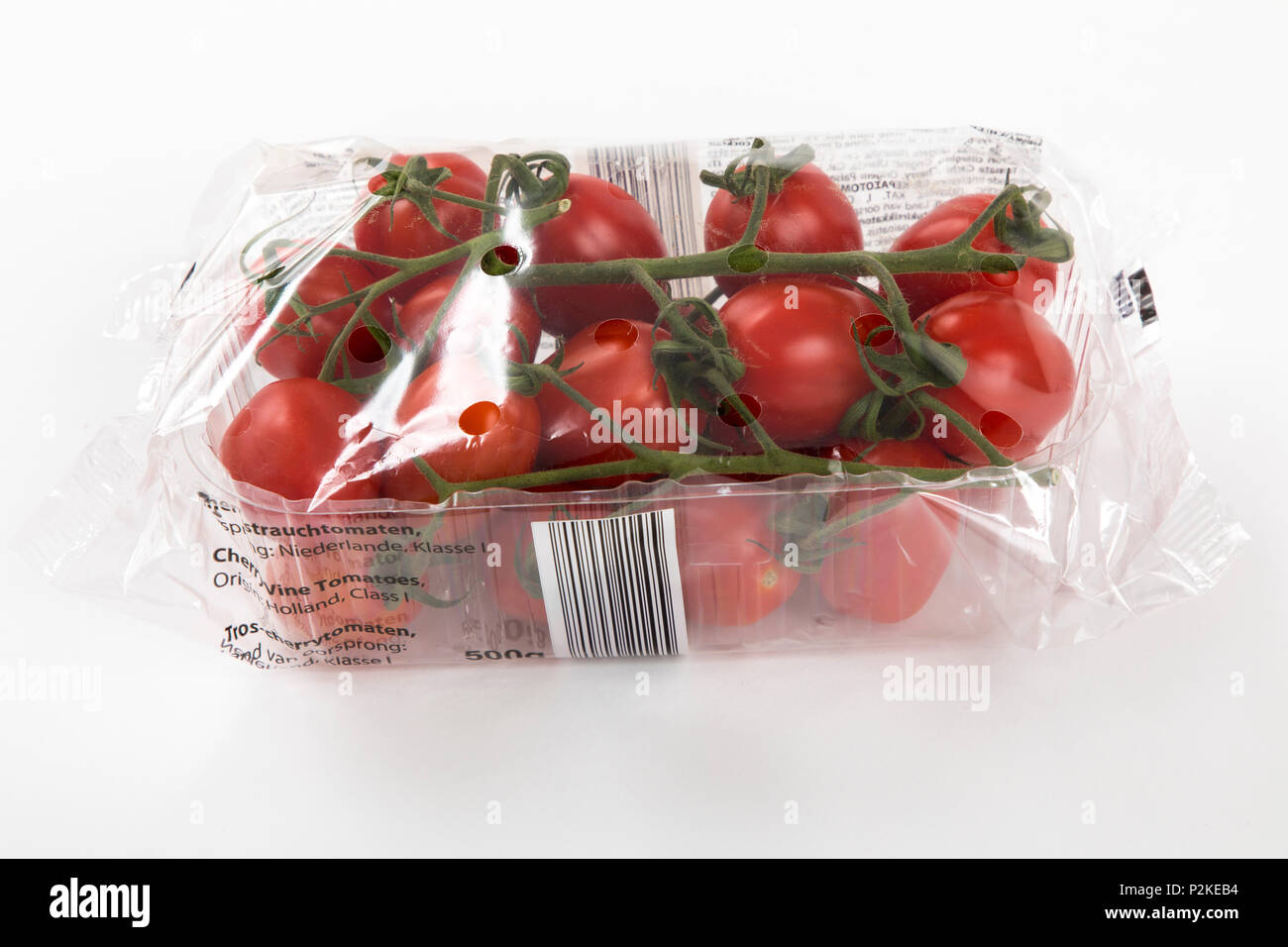 Frische Lebensmittel, Gemüse, jedes einzeln verpackt in der Plastikverpackung, alle Essen im gleichen Supermarkt auch ohne Verpackungen aus Kunststoff, Tom verfügbar ist Stockfoto