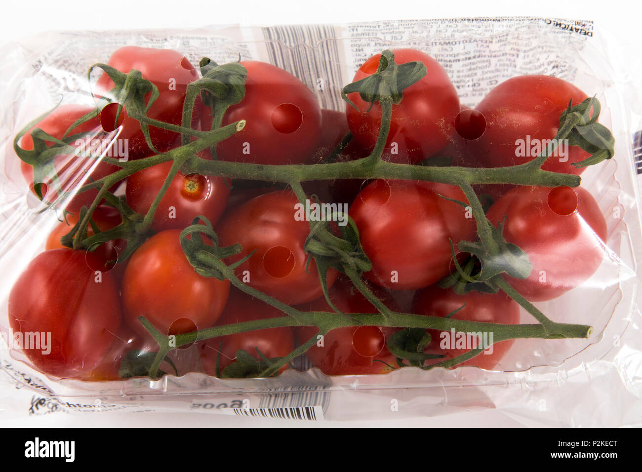 Frische Lebensmittel, Gemüse, jedes einzeln verpackt in der Plastikverpackung, alle Essen im gleichen Supermarkt auch ohne Verpackungen aus Kunststoff, Tom verfügbar ist Stockfoto