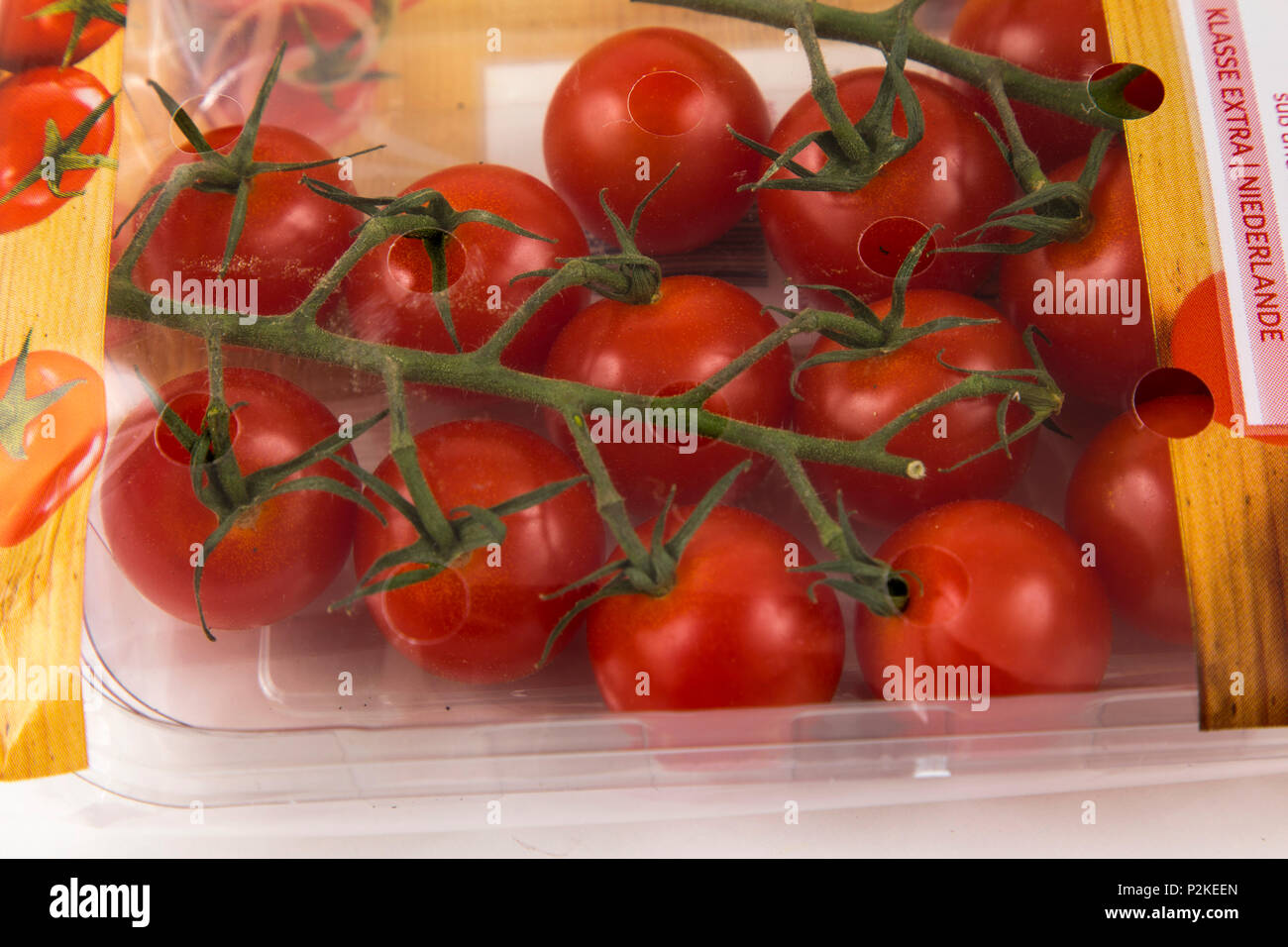 Frische Lebensmittel, Gemüse, jedes einzeln verpackt in der Plastikverpackung, alle Essen im gleichen Supermarkt auch ohne Kunststoff Verpackung erhältlich ist, Che Stockfoto