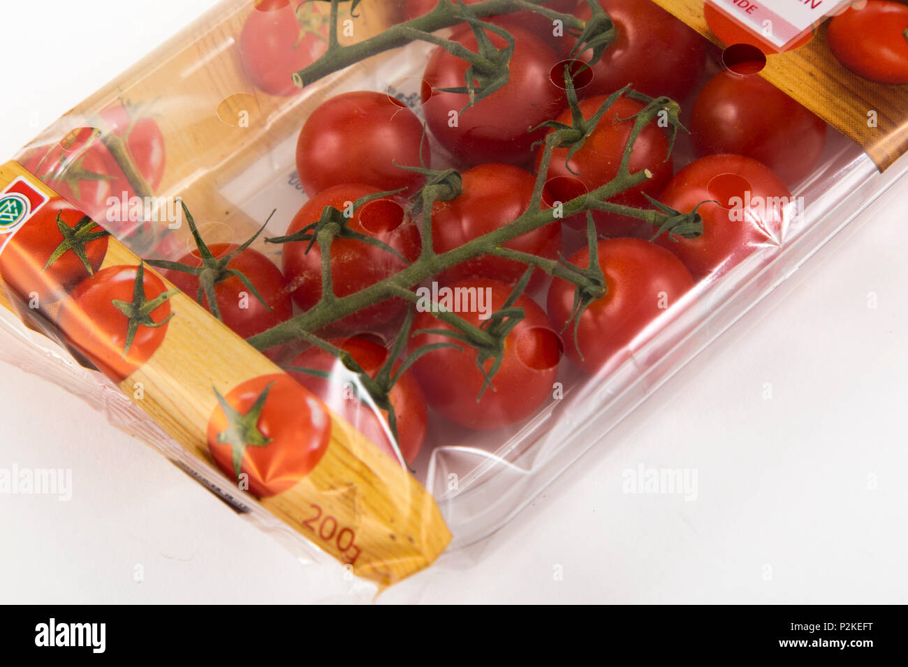 Frische Lebensmittel, Gemüse, jedes einzeln verpackt in der Plastikverpackung, alle Essen im gleichen Supermarkt auch ohne Kunststoff Verpackung erhältlich ist, Che Stockfoto